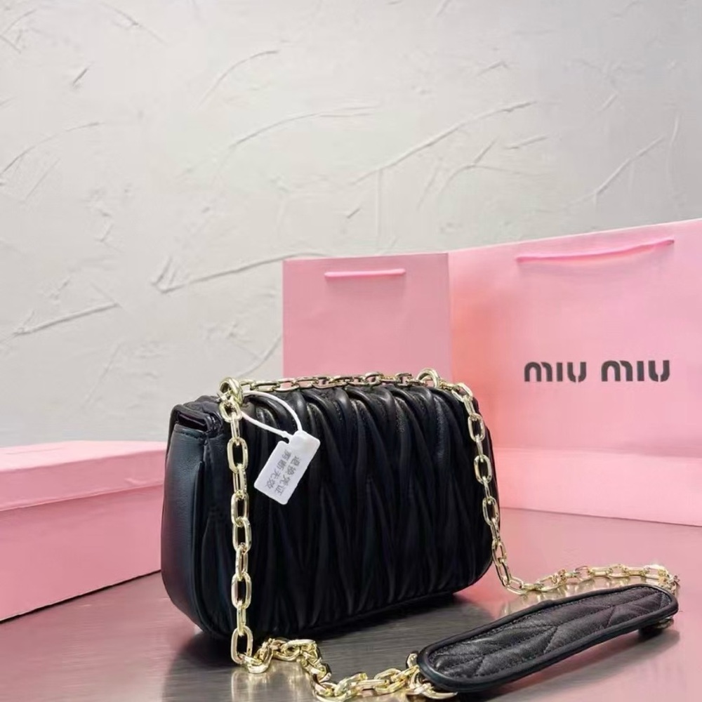Miu Miu Classic Wrinkle Chain Bag - Picture 2 of 5